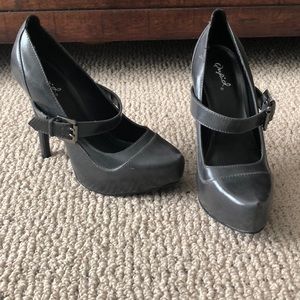 Grey platform pumps